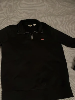 Levis tröja  - Svart tröja med krage från Levis 