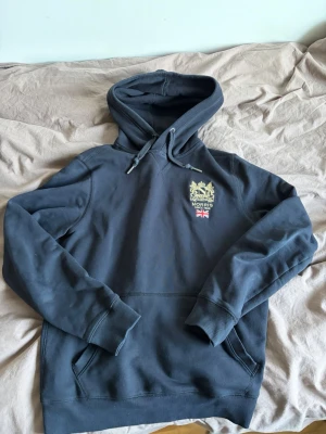 Morris hoodie  - Morris hoodie i ett bra skick. Strl S, passar någon mellan 165-175. Färgen är svart/mörkblå.