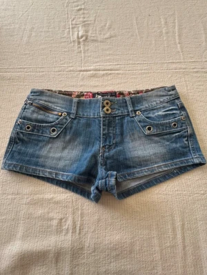 Lågmidjade jeansshorts  - Lågmidjade jeansshorts, midjemåttet är 41cm! 