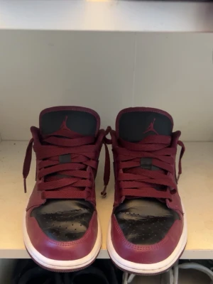 Nike Air Jordan 1 Low. vinröda  - Säljer ett par Nike Air Jordan 1 Low i svart och vinrött. Använda ett fåtal gånger men fortfarande i bra skick. Skriv för fler bilder eller frågor. 