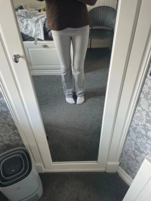 Gråa joga pants - Säljer gråa joga pants från Gina Tricot. Har inga fläckar eller skador.