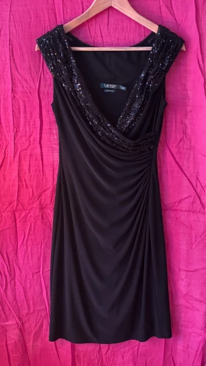Ralph Lauren Evening dress - Stilig och bekväm, ärmlös, knälång, cocktail-klänning från Lauren/Ralph Lauren. Smickrande passform och dekolletage med paljetter. Strl 6/38 (EU). Kostat 2500 kr. Använd en gång. 
