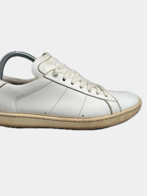 Vita lädersneakers från Saint Laurent - Klassiska vita sneakers i läder från Saint Laurent med lågt skaft och vita snören. Snygg minimalistisk design med diskreta sömmar och beige sula. Perfekta för dig som gillar stilrena och tidlösa skor.