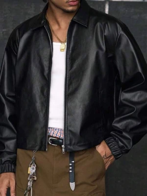 Svart skinnjacka med dragkedja - Snygg svart skinnjacka med klassisk krage och dragkedja framtill. Jackan har en rak passform, elastiska muddar vid ärmsluten och två sidofickor. Perfekt för en trendig streetwear-look.