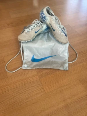 Nike air zoom mercurial vapor 16 ELITE ag-pro mad ambition blue 41 - Säljer ett par väldigt fina Nike mercurial vapor 16 elite fotbollsskor i storlek 41! Det ingår även originalpåse och original box! Skick: 8/10! Mycket fint skick, utan några  konstigheter!  Hör av dig vid minsta lilla fundering och kolla gärna in mina andra artiklar på min profil!