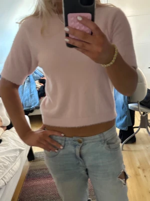 Söt rosa stickad t shirt - En jättesöt lite fluffig stickad t shirt som passar xs till s den är supermjuk💕😊 använd några få gånger men som ny, kostade 400 ny💗