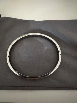 Armband  - Har använt bara en gång och säljer den eftersom den är för liten för min arm. Priset kan diskuteras! OBS har inte kartongen kvar