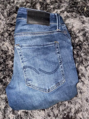 Blå jack and jones jeans - Säljer ett par blå jack and jones jeans i  Storlek W28/L30. Hör av dig vid frågor elr liknande🙌
