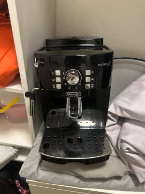 Kaffemaskin De longhi - Inga skador skickas samma dag! Boken följer med