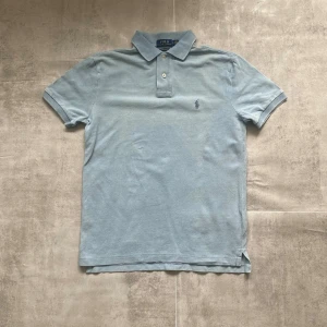 Ljusblå Polo Ralph Lauren piké  - Jag Säljer en fet pike från Polo Ralph Lauren| skicket på tröjan är bra 8/10 | storlek s | ny pris 2000: mitt pris är 349 | skriv vid frågor och funderingar      