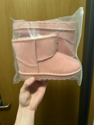 Uggs / vinterskor  - Helt nya storlek 32 passar 33