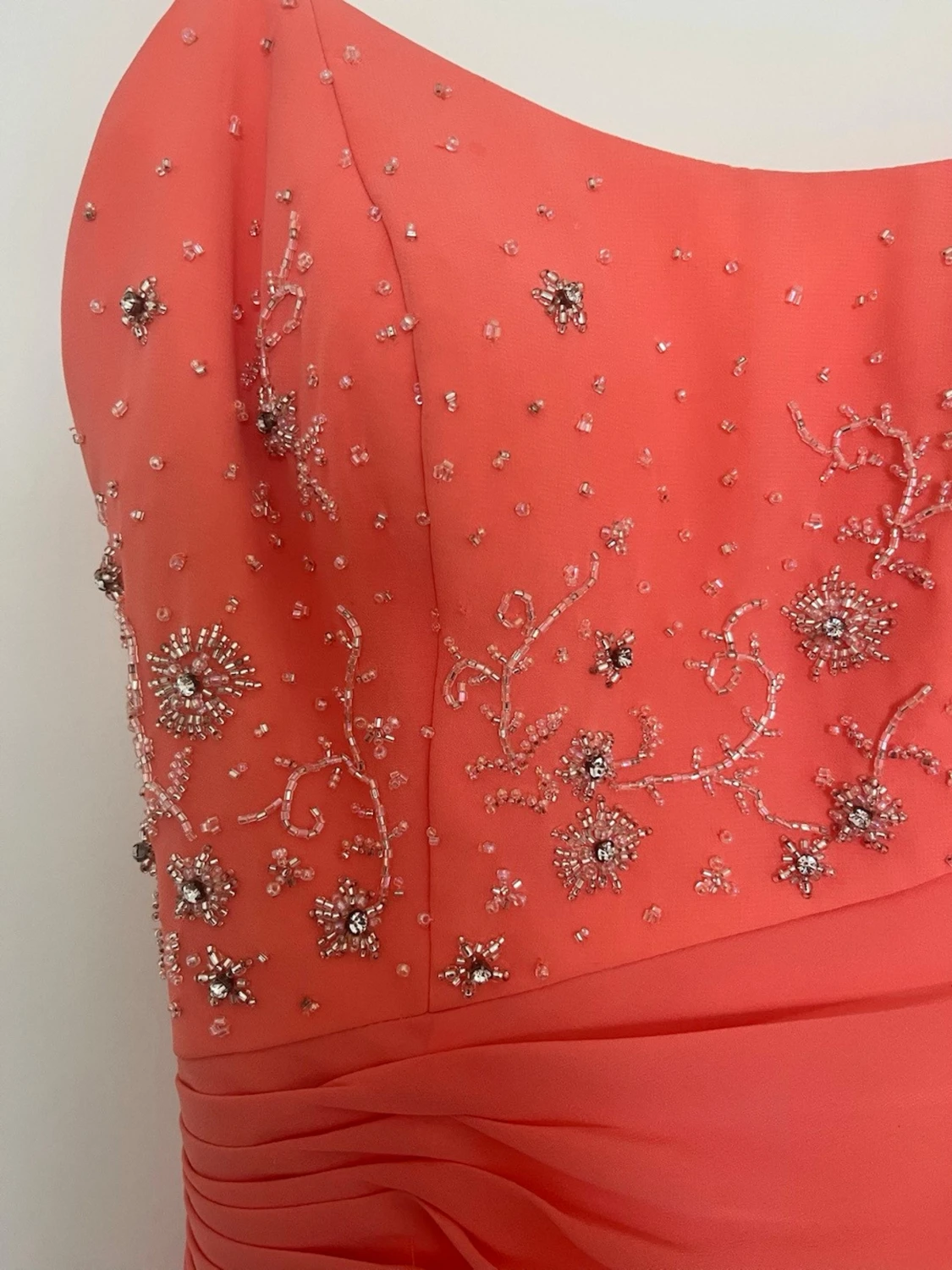 Lång korallfärgad klänning med pärlor - 1