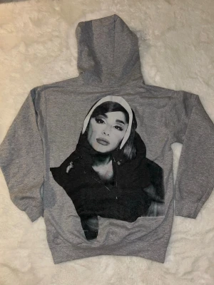 Limited edition rare Ariana grande hoodie - Köptes 2021 på hennes sida. Samlar inte längre merch. Position deluxe Limited Edition Hoodie.    Pris förslag! Börjar från 600kr