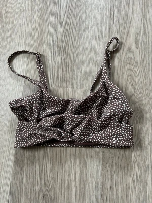 Brun bikinitopp - Jättefin brun bikinitopp med mönster. Endast använd 1 gång så i ett superfint skick 🤎