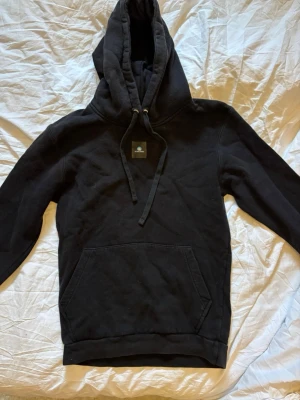 The cool elephant hoodie  - Säljer en svart The cool elephant hoodie i storlek xs🥰👌🏼.