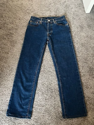 Levis 501 jeans - Tja säljer ett par Levis 501 jeans i storlek 12a (barn). Jeansen är helt oanvända och därför i perfekt skick. Färgen är mörkblå. Nypris 900kr och mitt pris 500kr. Skriv vid minsta fundering eller fler bilder! Pris kan diskuteras