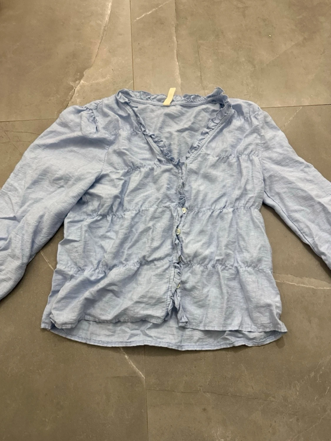 Ljusblå volangblus med knappar