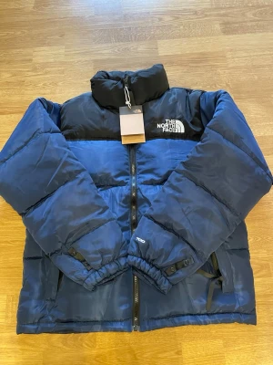 North face puffer jacket 700 - Fick denna i födelsedags present men vill inte ha den för den var för tunn och inte min stil. 