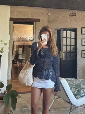 Mörkblå stickad blus - Snygg mörkblå stickad blus med transparent virkad look och vida långärmade ärmar. Den är från Zara och i bra skick!!.🌟🌟