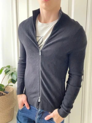Massimo dutti full zip  - Massimo dutti full zip - andra sliden visar färgen bäst. Inga defekter! Modellen i bilderna är 180 cm 75 kg och bär Storlek S , Kom med frågor! 🌟 (Kan gå ned i pris vid köp av paket 😉) 