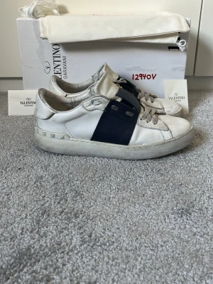 Valentino Opens  - Tja säljer dessa snygga och självklart äkta valentino opens! Färg mörkblå, storlek 42, skick 7/10, allt og medföljer så som box, valentino kort, nya snören med mera! Hör av er vid minsta lilla fråga eller fundering:)