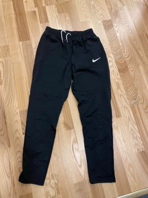 Nike byxor - Nike byxor men knytning på insidan i midjan. XL i barn storlek, 158-170 cm. Har en liten skada i rumpan som visas på bilden