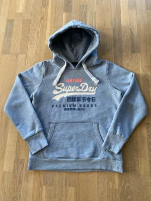Vintage superdry hoodie S  - Trendig stilig hoodie från superdry. Perfekt till nu i vår!                        Storleken är M men skulle säga att den sitter som S, Skicket är finfint och om ni har några frågor tveka inte på att skriva till mig!😊