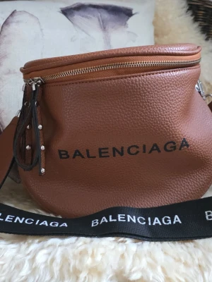 Väska  - En väska i fint skick som rymmer en hel del. 