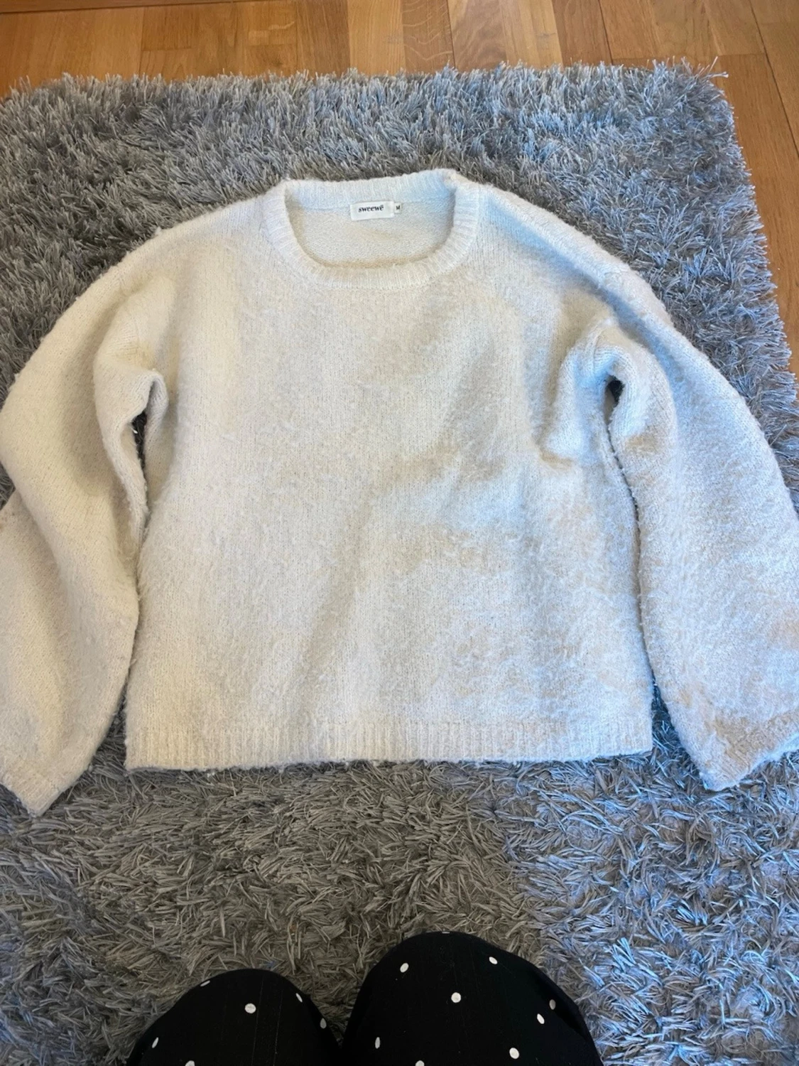 Vit fluffig stickad tröja