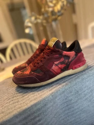 Valentino rockrunner - Valentino tockrunner skor som har används 2 säsonger. Skorna är i bra skick, nypris runt 7000kr mitt pris 759kr