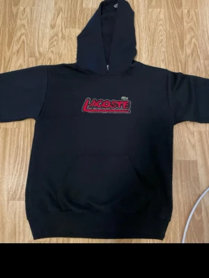 Lacoste hoodie retro - Lacoste hoodie retro 90/00 talet Står storlek medium men är en small sitter tajt som small eller xs och mjukt tyg även Lacoste märke på luvan.
