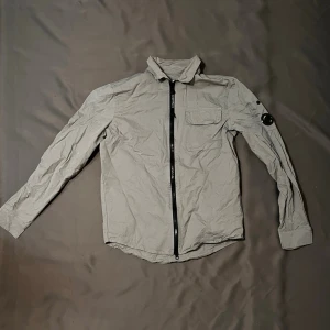 Grå overshirt from c.p company - Stilren beige skjorta från cp company defektfri helt fräsch tröja inför sommaren priset är ej hugget skäms inte att ställa förslag 