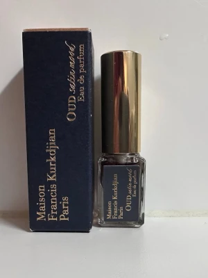 Maison Francis Kurkdjian OUD Satin Mood - Lyxig parfym från Maison Francis Kurkdjian, OUD Satin Mood Eau de Parfum. Flaskan är elegant med guldigt lock och mörkblå etikett med guldfärgad text. Kommer i matchande mörkblå kartong. Doften är exklusiv och orientalisk.