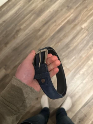 Mocka bälte - Mocka bälte ifrån onewear. Längden är cirka 100 cm. Jätte bra skick. Skickar snabbt efter du skickat beställning. Frågor? Skicka ett meddelande👍