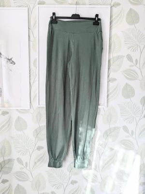 Gröna Byxor Cubus Storlek M - - I ok använt skick  Nopper förekommer på byxorna och de är lite lite ljusare i färg jämfört med ny.  En bit strecknyans syns på benet och en fläck finns .  Tyg är i bra skick .  Passar kanske som skogsbyxor eller liknande som man inte är så rädd om.  - Jag kan ha missat någon miniskavank men jag har försökt att granska plagget så gott det går