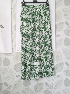  vida Byxor Esmara Storlek 36 - - Fina sommarbyxor i tunnare material.  - Djupa fickor på sidorna.  - Normal i storlek.  - Resår i midjan  - Använda en gång så i jättefint skick.  Någon träd sticker ut från söm som behöver klippas bort om man stör sig på det  - Jag kan ha missat någon miniskavank men jag har försökt att granska så gott det går..