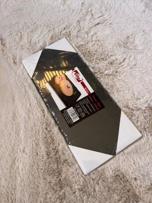 Rektangulärt fat / bricka  i shiffer  - Säljer ett rektangulärt tårtfat i silverfärgat material, perfekt för att servera bakverk eller tårtor. Fatet har en spegelblank yta och är inslaget i plast. Passar bra till kalas eller fika.