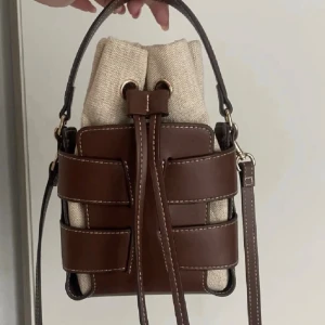 Supersöt väska  - Säljer nu denna jättefina väskan som är köpt av en tjej här på plick. Kan tänka mig gå ner lite i pris vid snabbköp och kom gärna privat för frågor eller prisförslag 