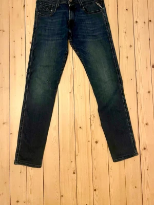 Replay Anbass - Snygga mörkblå slim fit jeans från Replay, modell: Anbass.  Skriv vid frågor.
