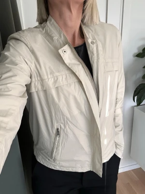 Peak performance, strl M, Mycket fint skick!  - Säljer en stilren och lätt jacka från Peak Performance i storlek M. Perfekt för vår/sommar eller som ett extra lager! Är vindtålig 🤩  • Färg: Ljus beige/creme • Storlek: M • Skick: Mycket fint skick – sparsamt använd, inga fläckar eller skador • Detaljer: Dragkedjefickor, även vid ärmslut, minimalistisk design, lätt och bekväm passform  Passar både till vardags och en mer sportig look.  💌 Skickas snabbt  Skriv gärna vid frågor eller om du vill ha fler bilder! 