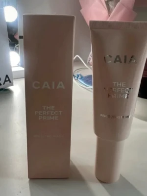 CAIA The Perfect Prime primer - Säljer en CAIA The Perfect Prime primer i en ljusrosa tub med matchande förpackning. Tuben har silvrig text och är enkel att använda för en jämn bas. Perfekt för dig som vill ha en slät och hållbar makeup.