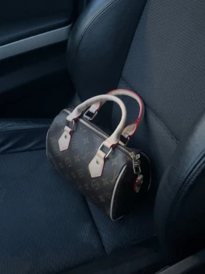 Brun väska - Brun snygg väska perfelt storlek för o ha sig de viktigaste,