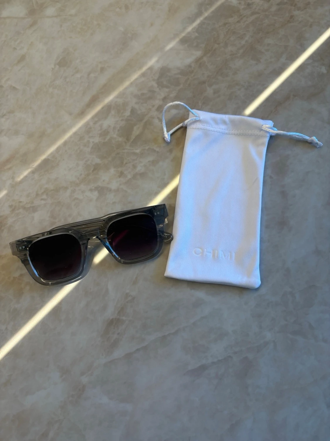 Grå CHIMI solglasögon med fodral
