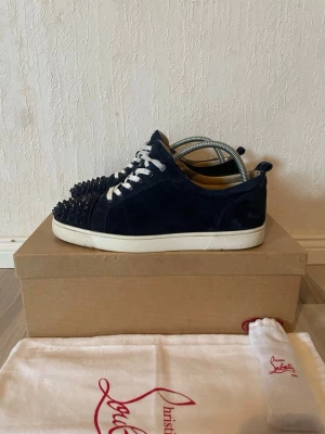 Christian Louboutin navy - Skorna är i fint skick men andvända! Storlek 43 sitter runt där 44! Allt på bilder ingår 🤩 [ OG snöre finns ej].                                                                  Finns i 42 och 43 olika skick