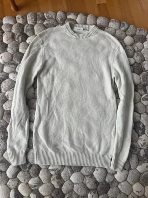 John Henric tröja - Tjena, säljer denna riktigt feta John Henric stickade tröjan. Skicket är väldigt bra, skulle säga 9/10. Stoleken är M men passar mer S. Släng iväg ett dm för frågor! 🙌🍾