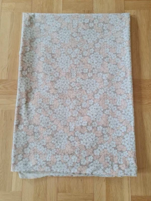Vintage Blommig påslakan - Retro påslakan. Mått : 147 x 208 cm Synliga täcken på färgblekning på båda sidorna vid benen.