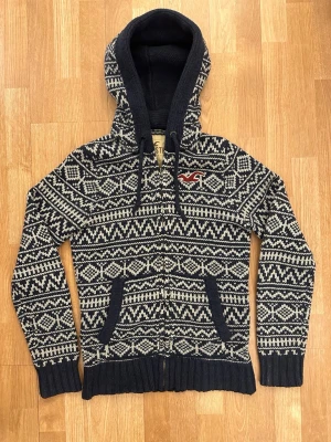 Vintage cardigan hoodie från Hollister(sällsynt) - Jättesnygg och skön cardigan med luva från hollister som är väldigt svår att få tag på med hög efterfrågan🤩Passformen är perfekt och sitter fint på mig som är 176cm lång 71kg. Storlek M, så passar längre personer också. Skicket är fint om utan mycket knoppar. Ställ gärna frågor! Mvh😁