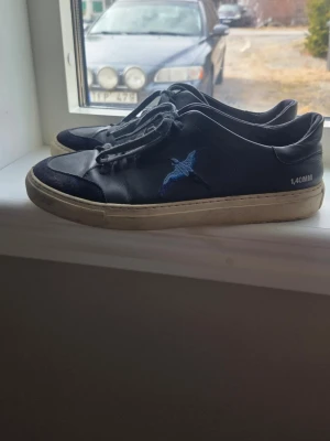 Axel arigato skor - Säljer ett par schyssta mörkblåa arigato skor med mörkblå mocka detalj längst fram och en vit sula. Hör av dig vid fundering eller frågor svarar snabbt!✨️🙌🏼