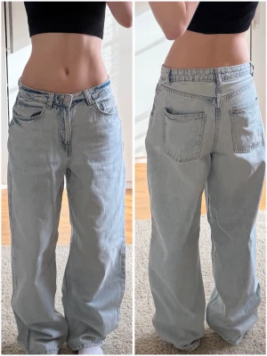 Baggy Jeans - Mått: Midja rakt över: 36 Innerbenslängd: 78 cm Höjd av midja: 32 cm Bredd längst ner: 23 cm (Eftersom midjan hamnar så långt ner är benen längre än innerbenslängden)