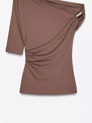 Brun oneshoulder topp med metallring - Trendig brun oneshoulder topp med snygg drapering och en cool metallring på axeln. Toppen har halvlång ärm på ena sidan och är figurnära i passformen. Perfekt för dig som vill sticka ut med en unik detalj.
